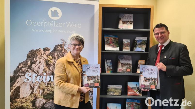 Landrat Thomas Ebeling und die Leiterin des Tourismuszentrums Oberpfälzer Wald in Nabburg, Alexandra Beier, stellen das neue Prospektmaterial über den Schwandorfer Partnerlandkreis Görlitz vor. Bild: Manuel Lischka