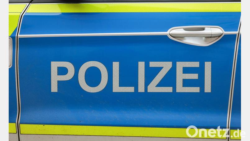 Polizei und Feuerwehr waren in Mehrfamilienhaus im Einsatz, nachdem dort eine reizende Flüssigkeit versprüht wurde. (Symbolbild) Bild: Jan Woitas/dpa