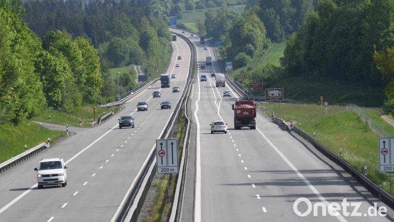 Die A 93 wird auf Höhe der Waldnaabtalbrücke in Fahrtrichtung Regensburg für nächtliche Bauarbeiten gesperrt. Bild: Gabi Schönberger