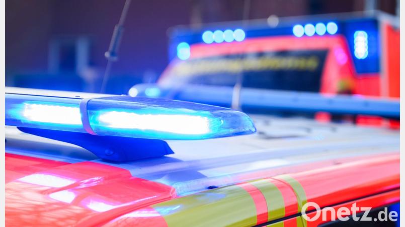 Eine 85-Jährige hat in Passau beim Abbiegen mit ihrem Auto einen Fußgänger frontal erfasst. (Symbolbild) Bild: Julian Stratenschulte/dpa