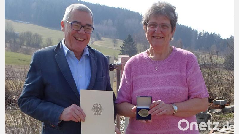 Maria Kleber erhält die Wetterdienstplakette von Detlef Aßmann, Leiter Regionales Standortmanagement Süd des DWD in München, feierlich überreicht. Bild: DWD/Renate Poßiel