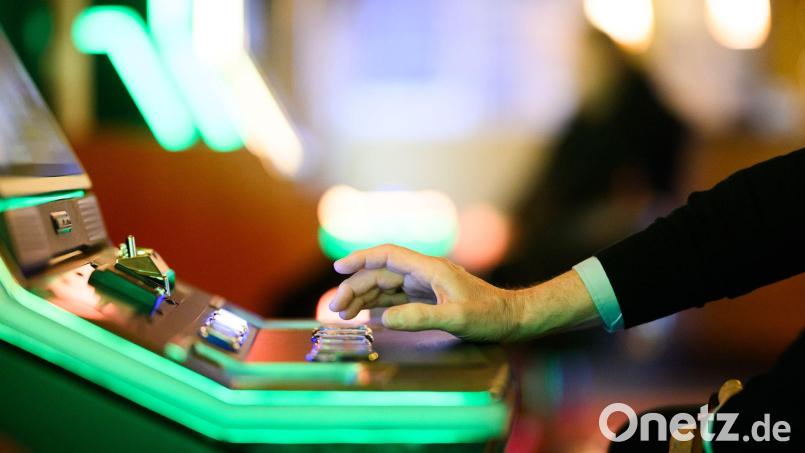 Der neue Glücksspiel-Survey 2025 zeigt: Das Glücksspielverhalten in Deutschland bleibt konstant. (Symbolbild) Bild: Julian Stratenschulte/dpa