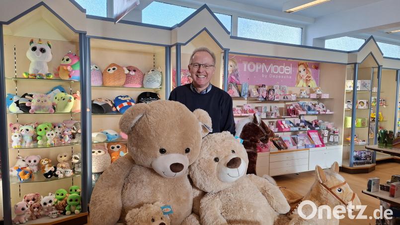Hans Rose bei seinem Lieblings-Artikel: Die großen Teddybären haben es ihm angetan. Bild: esc