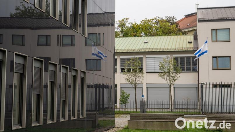 Der 24-Jährige hatte am Samstag faustgroße Steine auf die Fassade des Konsulats geworfen. (Archivbild) Bild: Stefan Puchner/dpa