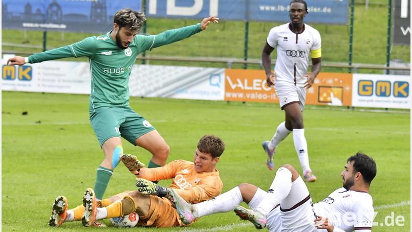 Fatih Boynuegrioglu (links) spielt ab sofort nicht mehr für die DJK Gebenbach. Bild: Hubert Ziegler