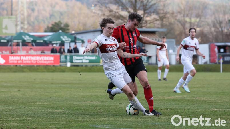 Nico Argauer (Mitte/Szene aus dem Spiel gegen Eggenfelden) und seine Kollegen vom SC Luhe-Wildenau standen gegen den TSV Bogen auf verlorenem Posten. Bild: Dieter Jäschke