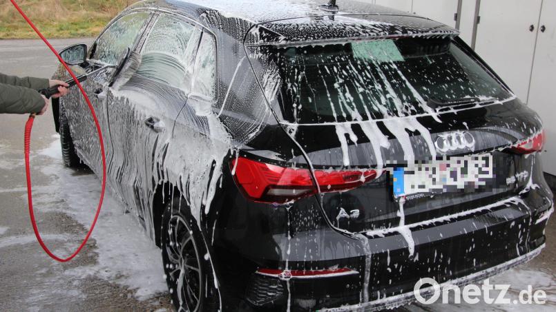 Eine gründliche Autowäsche mit einem Hochdruckreiniger wird empfohlen. Bild: Konrad Rosner