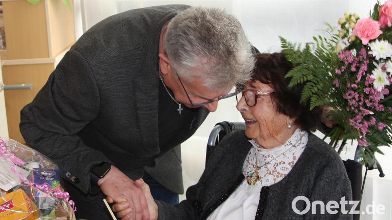 Im Namen der Marktgemeinde Fuchsmühl, gratulierte der Jubilarin, Minne Weiß, Bürgermeister Wolfgang Braun. Bild: wro