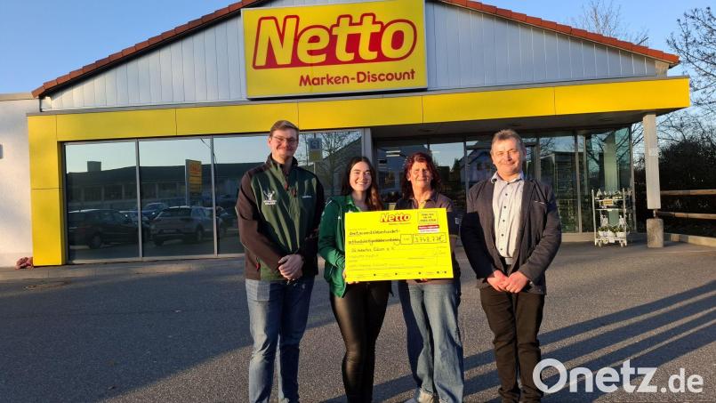 Spendenübergabe am Netto-Marken-Discount in Eslarn mit (von links) Schützenmeister Daniel Biermeier, Kassiererin Maria Wazl, Filialleiterin Ulrike Eschenbecher und Verkaufsleiter Bertold Reber. Bild: Karl Ziegler