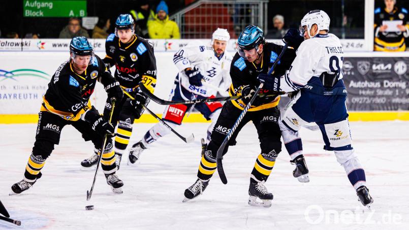 Die Bayreuth Tigers (dunkle Trikots) haben einen neuen Investor: Der Tscheche Mikael Agateljan kaufte die Onesto-Anteile und will sie an eine amerikanische Investorengruppe übergeben. Archivbild: Werner Moller