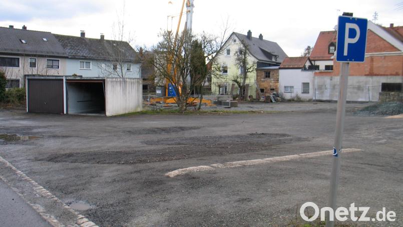 Vor der frisch sanierten Giebelwand des Hauses auf der rechten Seite sollen neue Garagen gebaut werden. Bild: Bernhard Kreuzer