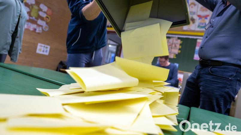 Beim Pilotversuch kamen Wahlhelferinnen und Wahlhelfer laut Behörde schneller voran. (Symbolbild) Bild: Pia Bayer/dpa