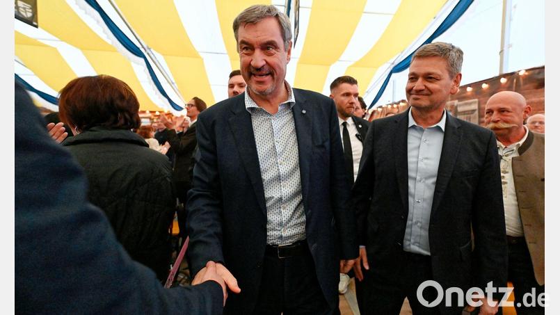 Söder (l, CSU) war nach Frankenthal gekommen, um im Landtagswahlkampf den CDU-Kandidaten Christian Baldauf (r) zu unterstützen. Bild: Uwe Anspach/dpa