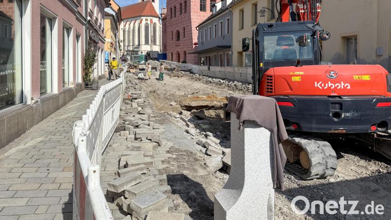 Bei der Sanierung der Pflasterstraße zwischen Rathaus und Carl Schmidt verwandelte sich im Sommer 2025 die Altstadt zu einer Baustelle. Würde eine Fernwärmeleitung zwischen Schloss und Stadtturm verlegt, wäre eine noch viel größere Fläche betroffen. Um die Wärmewende in der Innenstadt voranzutreiben, könnte das aber ein notwendiges Übel sein. Archivbild: Petra Hartl