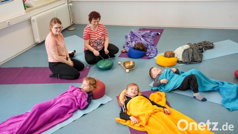 Der Entspannungskurs der VHS Vohenstrauß kann Kindern dabei helfen, Stress und Anforderungen besser zu bewältigen. Andrea Spitzner (links) und Barbara Herrmann (rechts) gehen dabei auf ihre kleinen Kursteilnehmer ein. Bild: Fotografie Raphaela Goetz