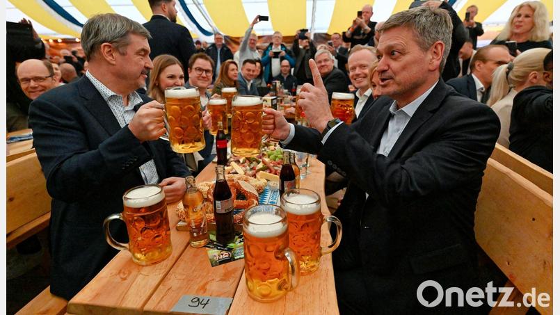 Söder (l, CSU) war nach Frankenthal gekommen, um im Landtagswahlkampf den CDU-Kandidaten Christian Baldauf (r) zu unterstützen. Bild: Uwe Anspach/dpa