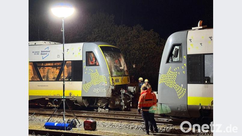 Bei der Kollision zweier Regionalzüge im Bayreuther Hauptbahnhof sind drei Menschen leicht verletzt worden. Bild: Ferdinand Merzbach/News5/dpa