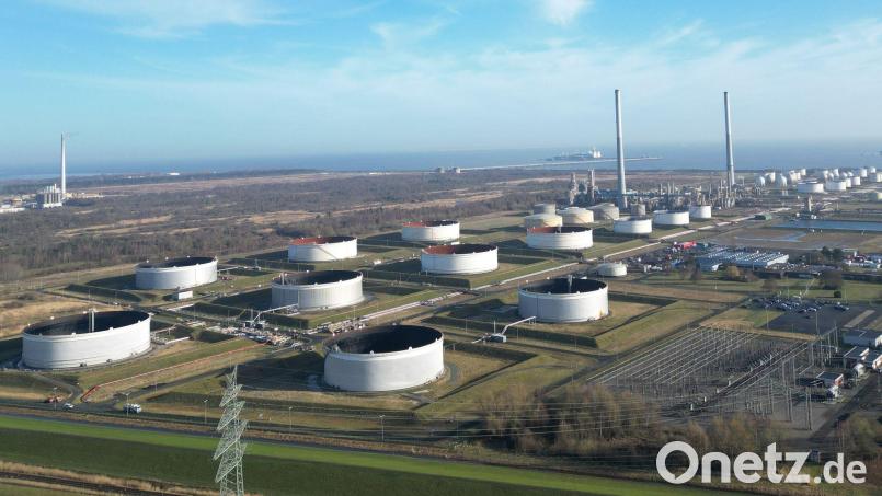 Ein Öl-Tanklager in Wilhelmshaven. Ifo-Präsident Fuest rät zu vorsichtigem Umgang mit Reserven. (Symbolbild) Bild: Lars Penning/dpa