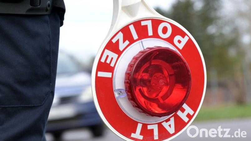 Die Polizei nahm den mutmaßlichen Akku-Dieb fest. (Symbolbild) Bild: Michael Bahlo/dpa