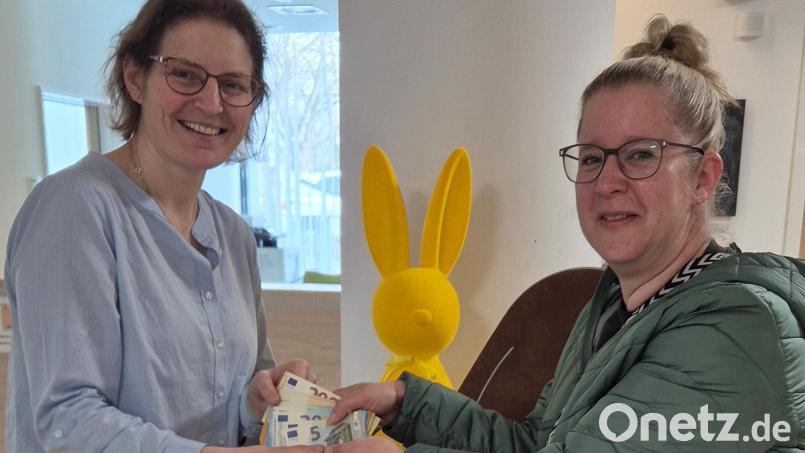 Chefärztin Dr. Stephanie Kuchlbauer (links) freut sich über eine 1000-Euro-Spende für die Palliativstation am Klinikum Weiden von Katrin Sterl aus Plößberg. Bild: Friedrich Peterhans,KNO