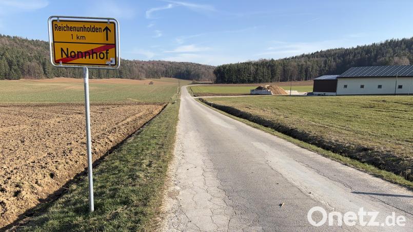 Zwischen Nonnhof und Reichenunholden in der Gemeinde Birgland wird die Straße erneuert – deutlich zu sehen sind die vielen Netzrisse in der Asphaltoberfläche. Bild: ge
