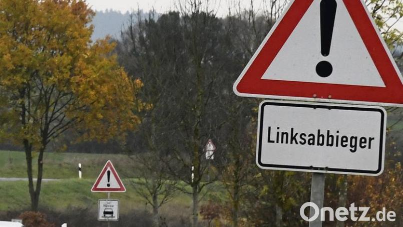Solche Warnschilder mit dem Hinweis auf Linksabbieger sollen an der Bundesstraße B85 die Kreuzung bei Fromberg/Kleinfalz sicherer machen. Symbolbild: san