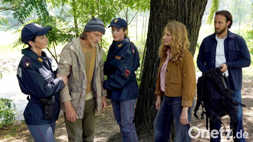 Sonja Schwarz (Chiara Schoras, 2.v.r.) und Jonas Kerschbaumer (Gabriel Raab, r.) vernehmen den einzigen Zeugen (Eisi Gulp, 2.v.l) in einer Szene des ARD-Krimis „Der Bozen-Krimi: Teuflische Strafe“. Bild: Hans Joachim Pfeiffer/ARD Degeto/dpa