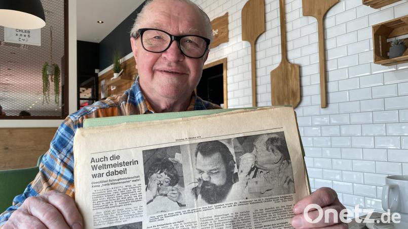 Hans Strobel hat alle Zeitungsausschnitte über die Erfolge seiner Frau gesammelt. Bild: Völkl