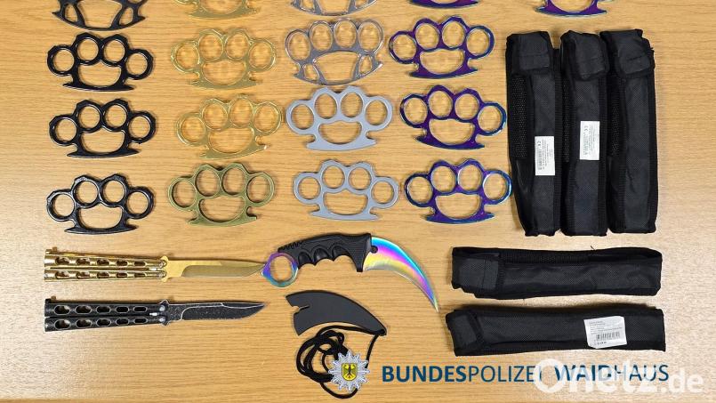 Die Bundespolizei Waidhaus hat bei Grenzkontrollen ein Waffenarsenal sichergestellt. Bild: Bundespolizei