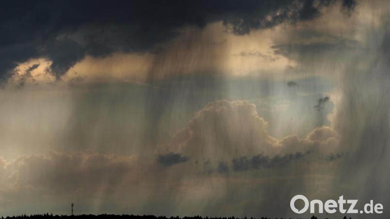 Regenwolken und Schauer prägen das März‑Wochenende in der Oberpfalz. Symbolbild: Nicolas Armer/dpa