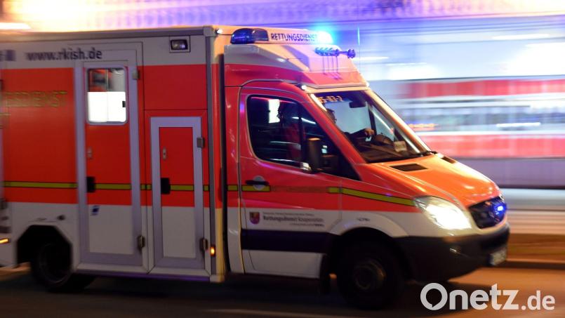 Eine verletzte Person wurde in ein Krankenhaus gebracht. (Symbolbild) Bild: Carsten Rehder/dpa