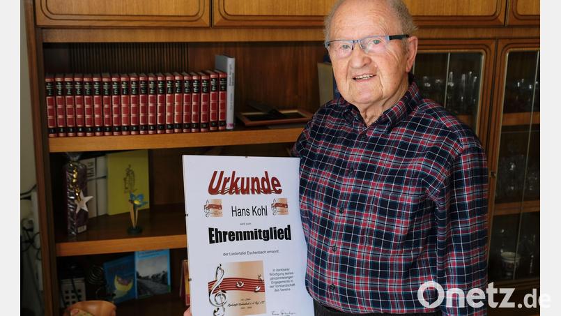Vor fünf Jahren ernannte die Eschenbacher Liedertafel ihre Sänger-Legende Hans Kohl zum Ehrenmitglied. Bild: Robert Dotzauer