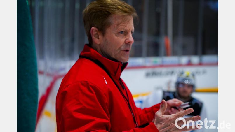 Kevin Gaudet, neuer Trainer des EC Bad Nauheim, bereitet seine Mannschaft auf das Play-downs-Duell gegen die Blue Devils Weiden vor. Bild: Nico Neumann/EC Bad Nauheim