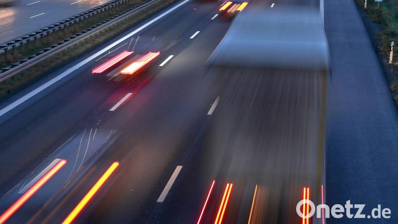 Schwere Nutzfahrzeuge machen nach Angaben der Kommission mehr als 6 Prozent der gesamten Treibhausgasemissionen der EU aus. (Symbolbild) Bild: Jan Woitas/dpa-Zentralbild/dpa