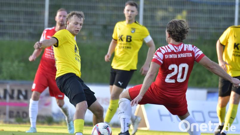 Es wird wohl eine umkämpfte Partie: Noah Majdic (links) muss mit dem FC Amberg am Samstag beim SV Inter Bergsteig ran. Ob Bergsteig – wie im Hinspiel – punkten kann, bleibt abzuwarten. Archivbild: Hubert Ziegler