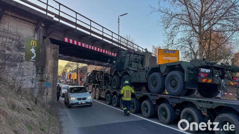 Ein Tieflader der Bundeswehr steckte vergangene Woche unter der Bahnunterführung in der Regensburger Straße fest. Bild: Wolfgang Steinbacher