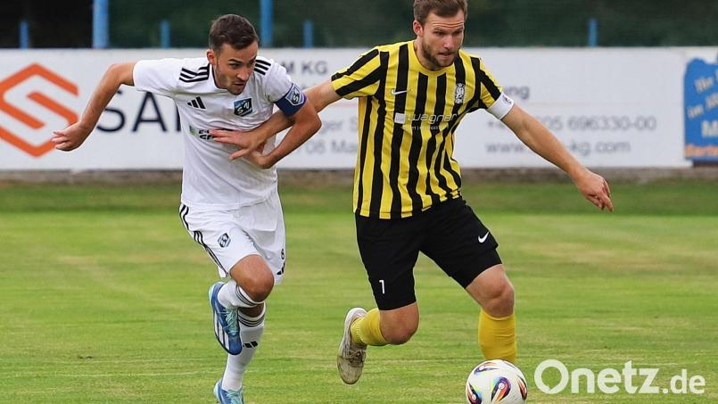Mit einnem 0:0 trennten sich der SV Etzenricht und der Mitaufsteiger DJK Vornbach in der Hinrunde. Die DJK in gelb-schwarzen Trikots dominierte vor der Pause, der SVE während der Schlussphase. DJK-Kapitän Fuchs im Clinch mit SVE-Spielführer Koppmann. Bild: war