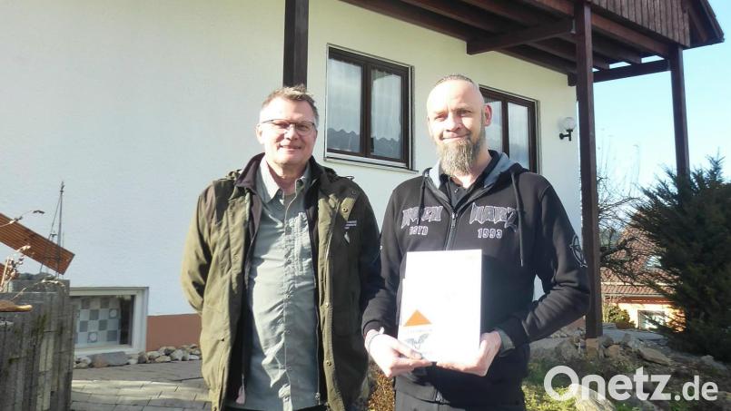 Wolfgang Keil (rechts) freut sich über die Urkunde mit der Plakette „Fledermäuse willkommen“. Rolf Dorn, ehrenamtlicher Fledermausbetreuer, hatte die Auszeichnung angeregt. Bild: Birgit Simmeth