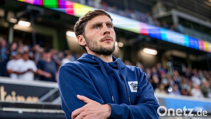 Der frühere Schalker Kreutzer verstärkt den Trainerstab beim 1. FC Nürnberg. (Archivbild) Bild: David Inderlied/dpa