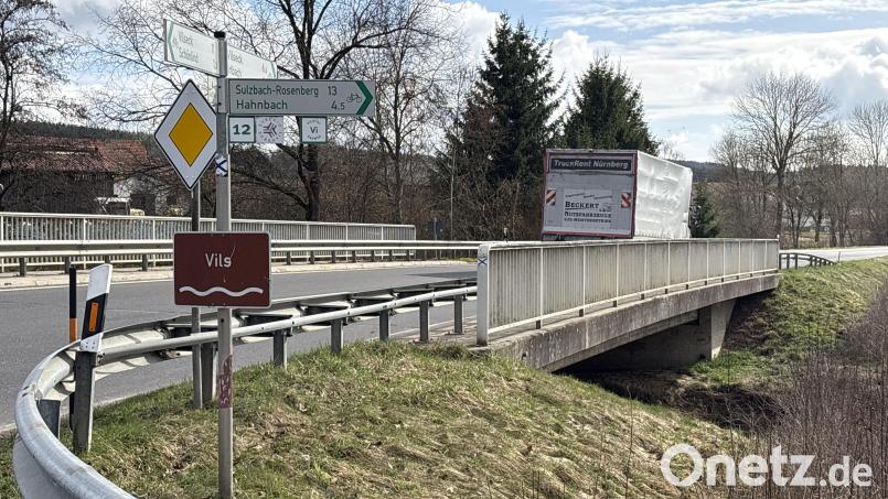 Die Vilsbrücke bei Irlbach wird durch eine Stahlkonstruktion für die Aufnahme des neuen Geh- und Radweges verbreitert. Davor ist allerdings noch ihre Sanierung geplant. Bild: ge