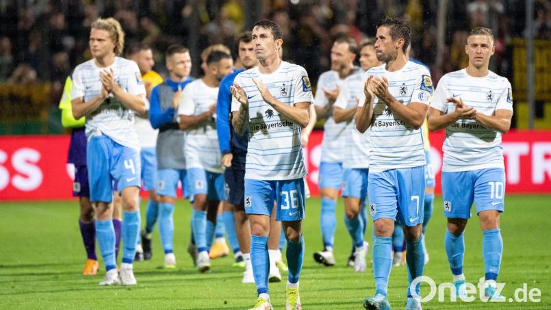 Stefan Lex (2.v.r.) übernimmt einen neuen Posten beim TSV 1860 München. (Archivbild) Bild: Matthias Balk/dpa
