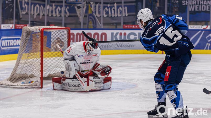 Weidens Fabian Voit erzielt in dieser Szene den Treffer zum zwischenzeitlichen 1:1-Ausgleich – durch die Beine von Bad Nauheims Keeper Gerald "Jerry" Kuhn. Bild: Werner Moller