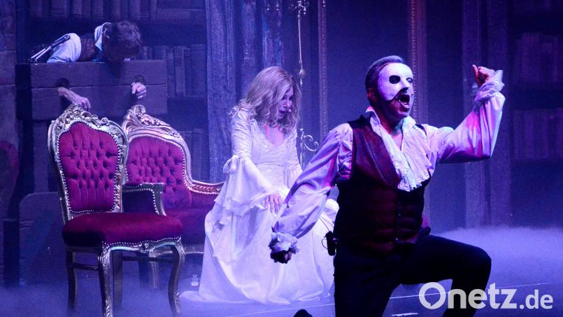 Von links: Jochen Sauter (Raoul), Deborah Sasson (Christine) und Uwe Kröger in "Das Phantom der Oper". Die Aufführung fand in der Max-Reger-Halle in Weiden statt. Bild: Kunz