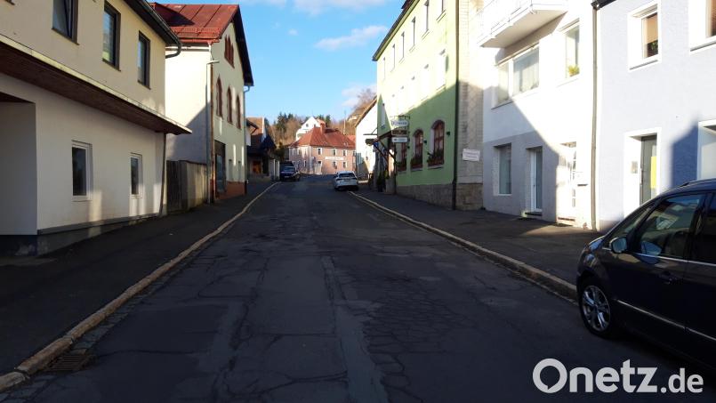 Der lang ersehnte Ausbau der Gablonzer Straße in Fichtelberg soll im Sommer beginnen. Es sollen auch die Gehwege gepflastert und gusseiserne Laternen aufgestellt werden. Bild: wkr