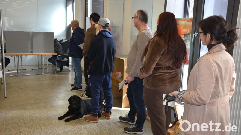 Die Kreistagswahl auf tischtuchgroßen Stimmzetteln nahm dann doch längere Zeit in Anspruch. Wie hier im Wahllokal Sparkasse in Mitterteich bildeten sich Warteschlangen. Archivbild: jr