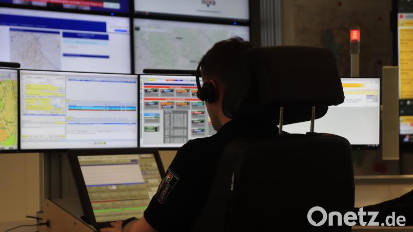 Ein Disponent bei der ILS Weiden: Hier werden sämtliche Notrufe aus Weiden, Neustadt/WN und Tirschenreuth koordiniert. Bild: olr