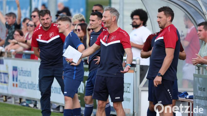 Ein Nachholspiel mit Brisanz: Michael Kaufmann (mit Notizblock), Trainer des ASV Haidenaab, trifft zum Restrundenauftakt der Kreisliga Nord auf seinen Ex-Verein FC Vorbach. Bild: Dieter Jäschke