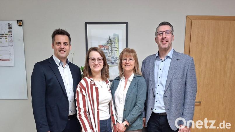 Von links: Bürgermeister Rudolf Teblitzky, Theresa Krämer, Cornelia Kiener von der Seniorenfachstelle des Landkreises Schwandorf und Geschäftsleiter Andreas Mandl. Bild: Veronika Biegerl