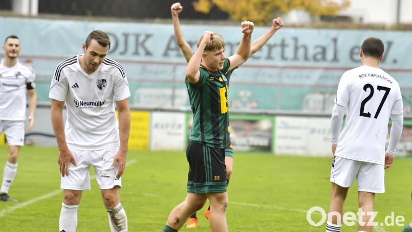 Ammerthals Simon Pirner (Mitte) bejubelt einen Treffer. Am Samstag geht es für die DJK gegen den FC Eintracht Münchberg. Bild: Hubert Ziegler
