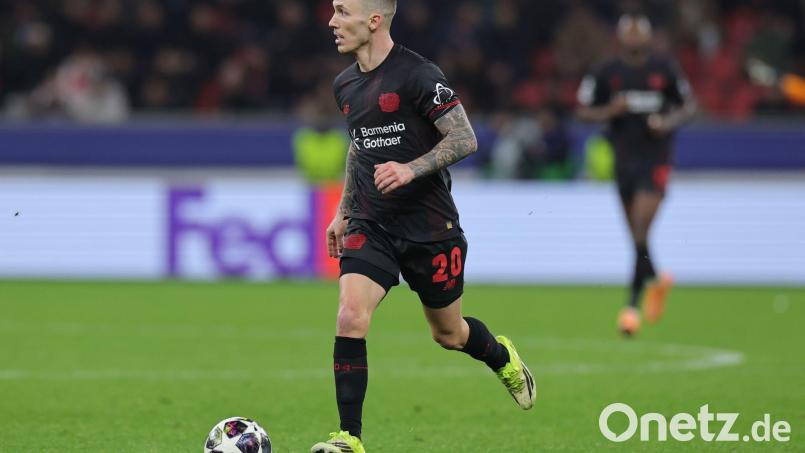 Bei Bayer Leverkusen schmerzlich vermisst: Alejandro Grimaldo ist am Samstag im Spiel gegen Bayern München gelbgesperrt (Archivbild). Bild: Rolf Vennenbernd/dpa